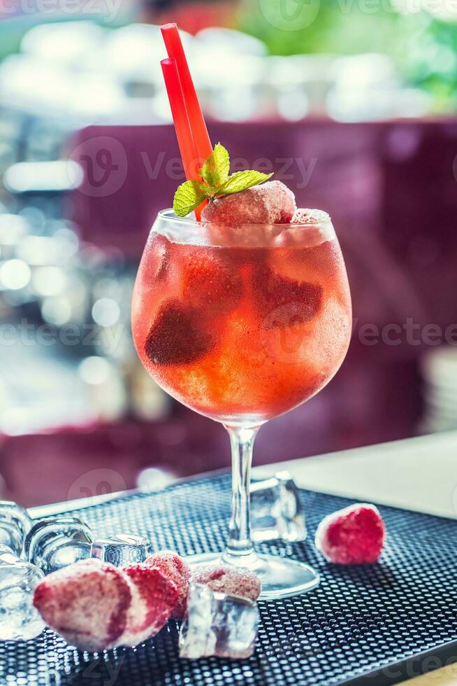 morango limonada ou alcoólico coquetel com gelo xarope refrigerante e hortelã folhas em Barra mesa foto