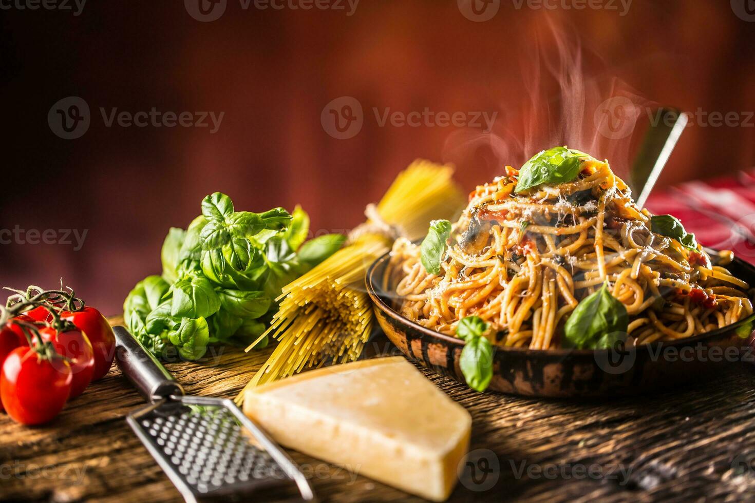 italiano massa espaguete com tomate molho Oliva óleo manjericão e parmesão queijo dentro velho panela foto