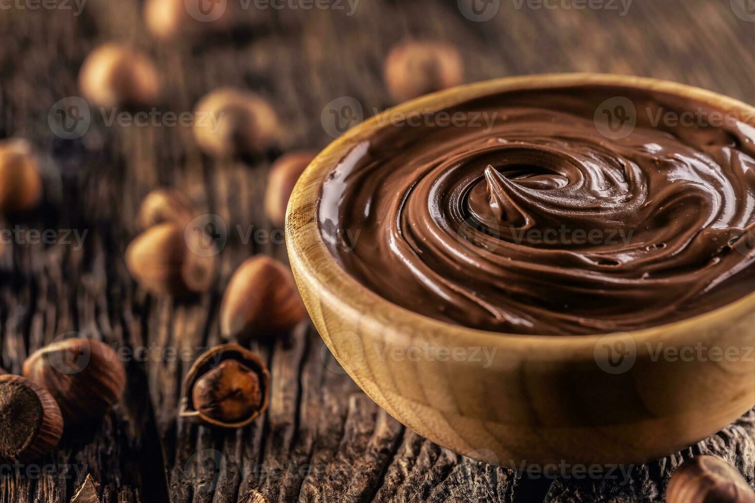 chocolate avelã espalhar dentro de madeira tigela - fechar acima foto