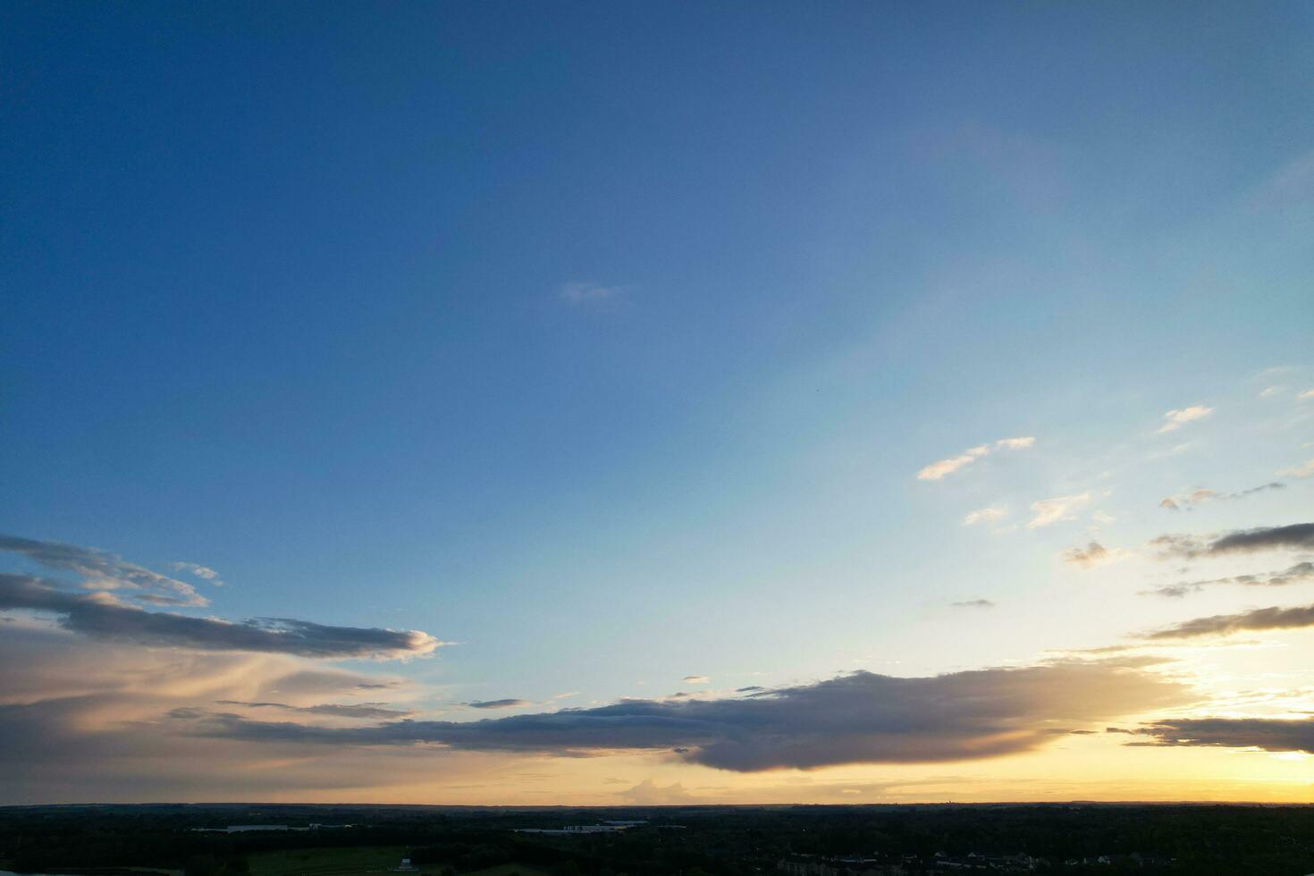 lindo nuvens sobre luton cidade durante pôr do sol, Inglaterra Reino Unido. pode 11º, 2023 foto