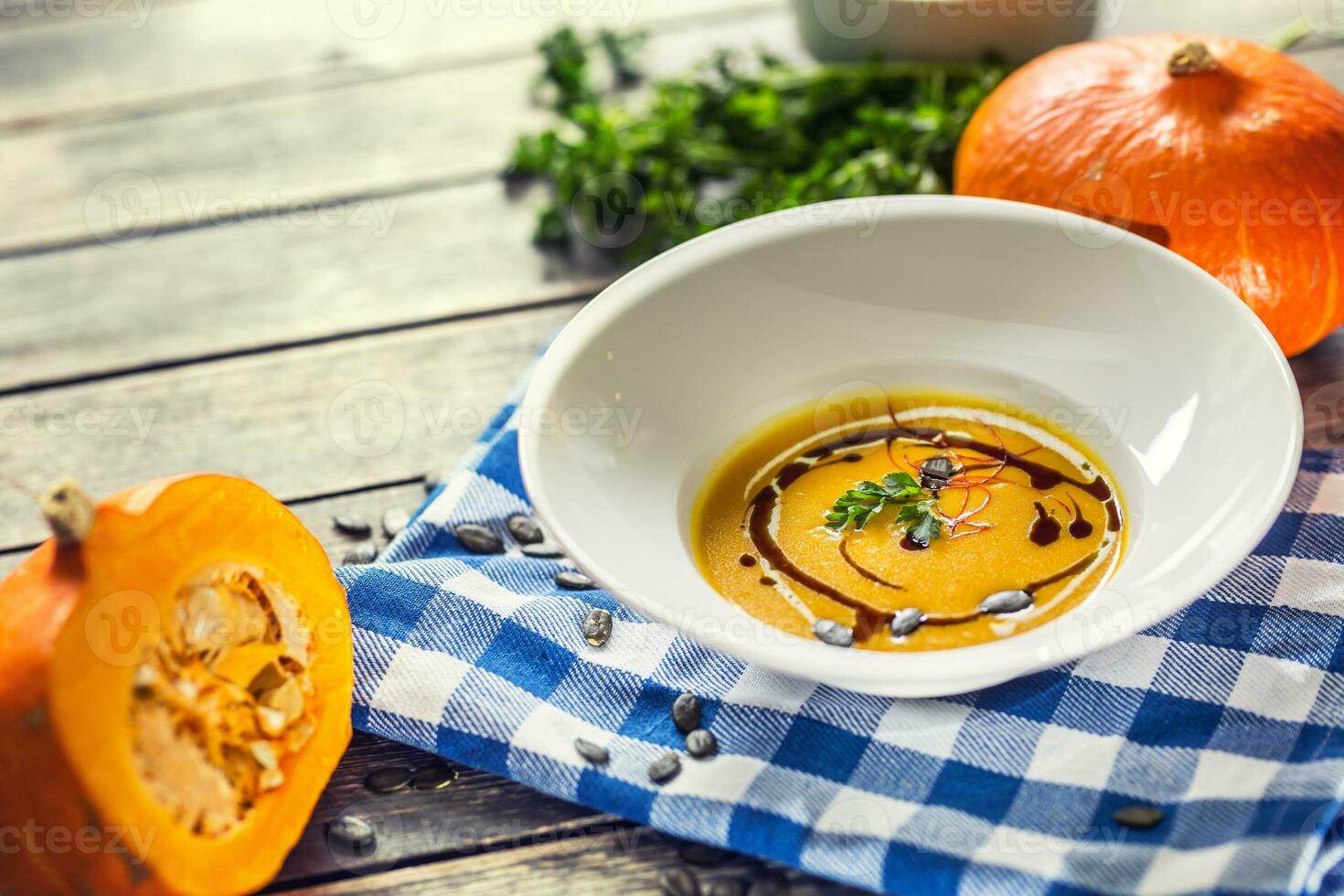 abóbora creme sopa com sementes e salsinha em cozinha mesa foto