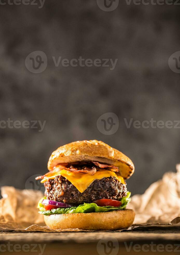 fechar-se casa fez carne hamburguer em de madeira mesa foto