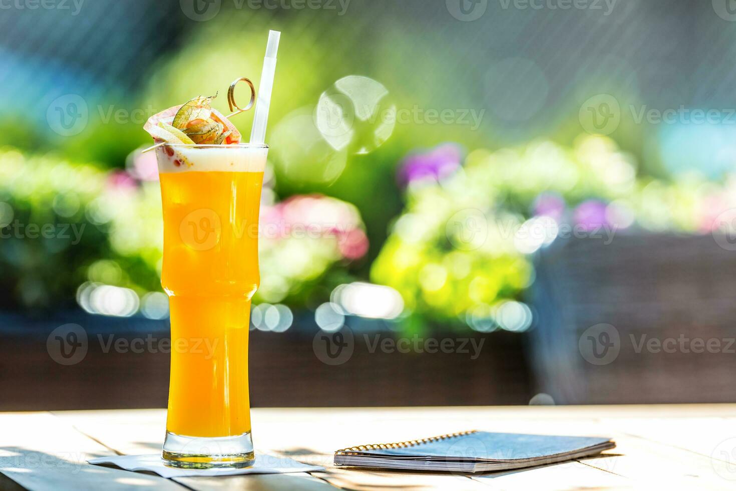 uma refrescante alcoólico ou não alcoólico coquetel em uma mesa em a restaurante terraço foto