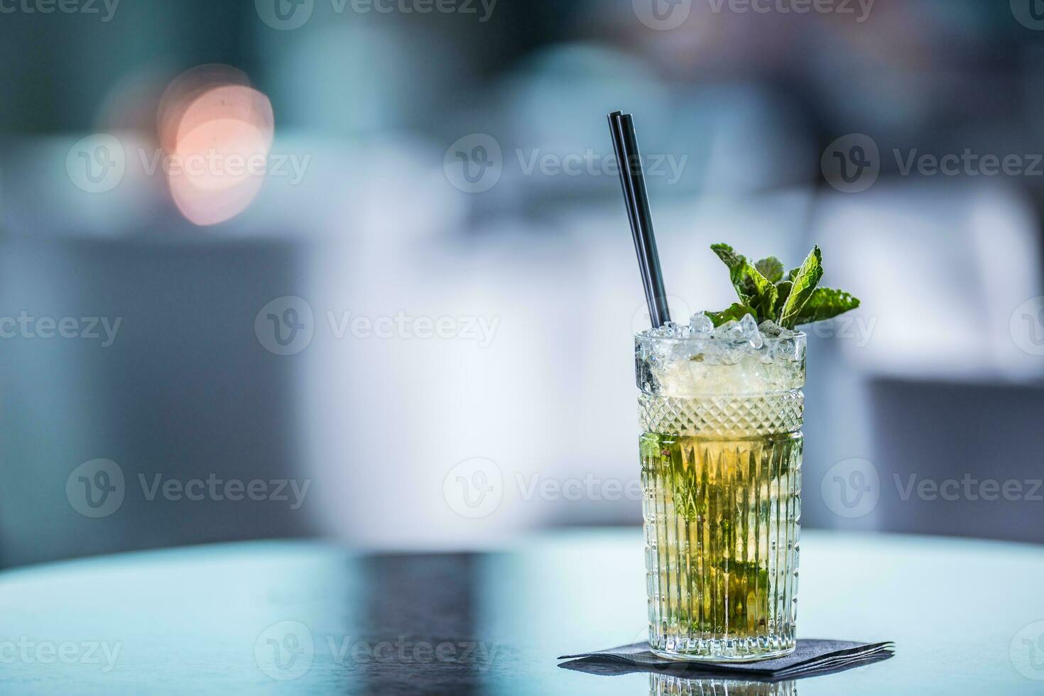 Mojito verão alcoólico coquetel em mesa dentro restaurante foto