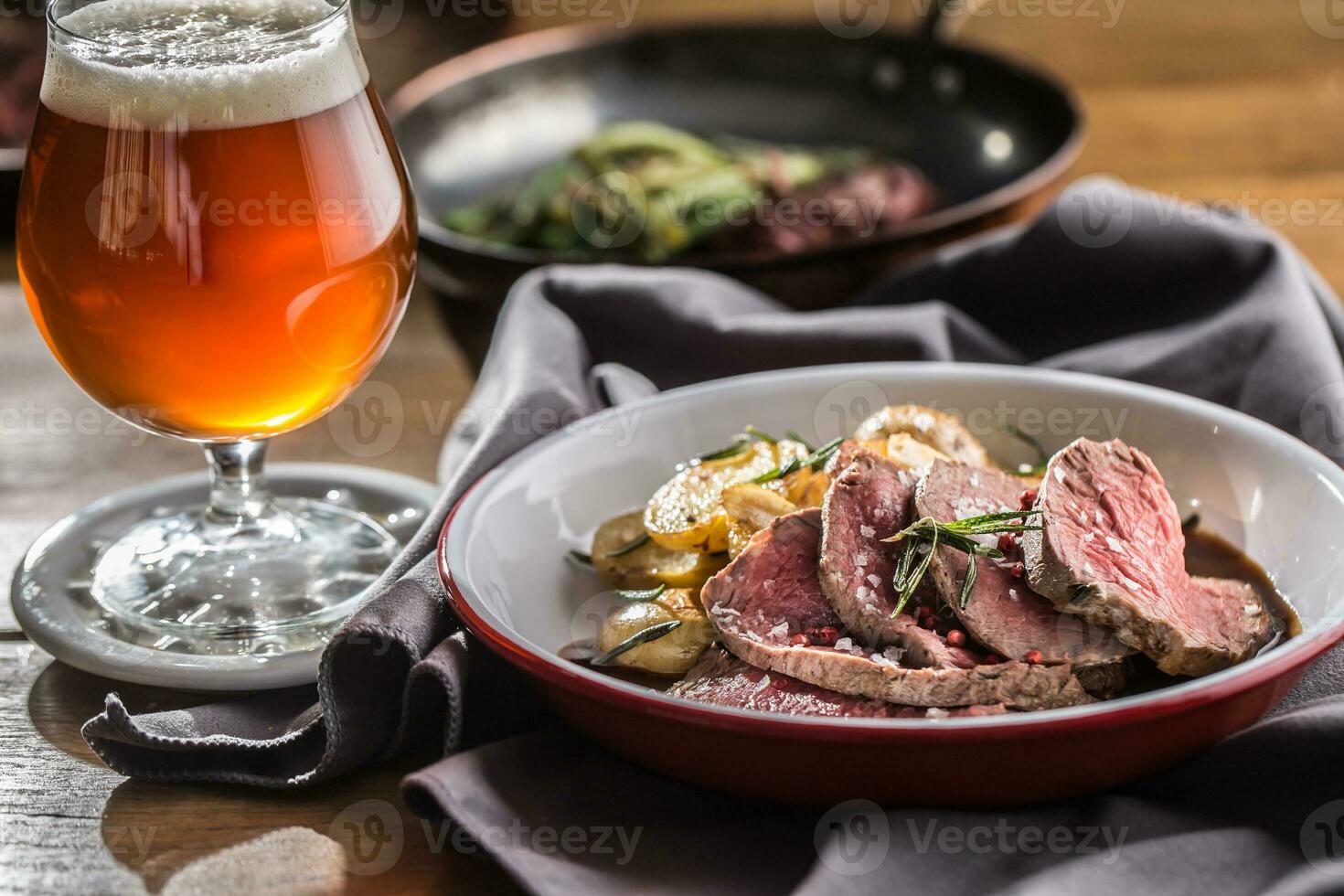 fatiado carne filé mignon assado bife batatas alecrim e esboço, projeto Cerveja foto