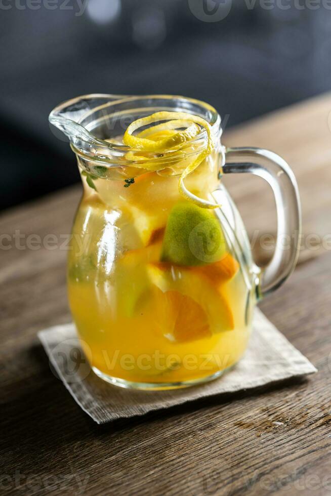 fresco limonada com vários cítricos dentro uma cheio jarra com fresco cunhas do fruta dentro foto