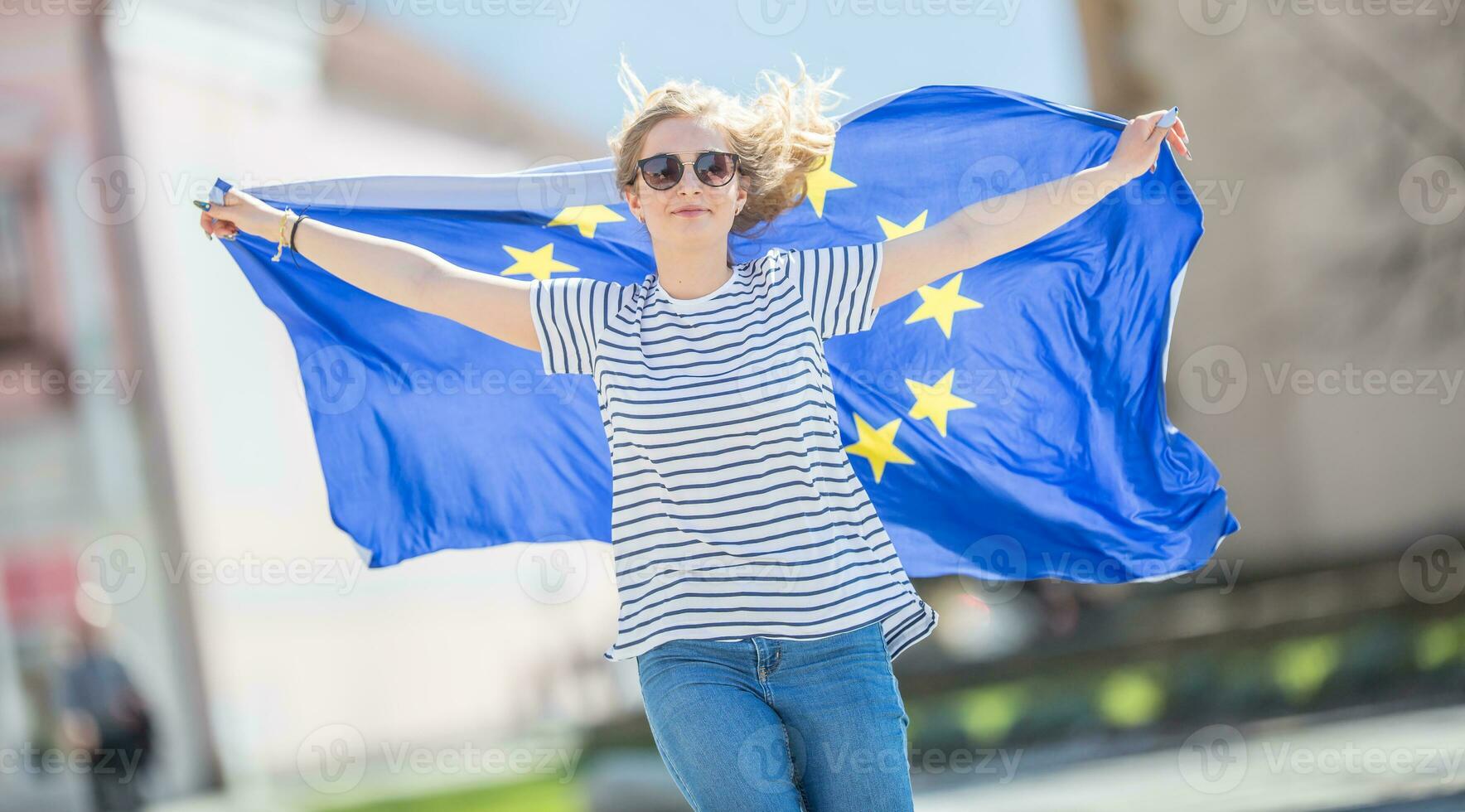 atraente feliz jovem menina com a bandeira do a europeu União foto
