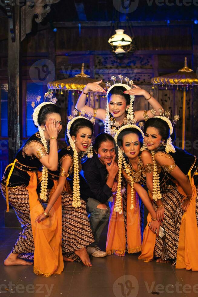 uma grupo do javanese dançarinos faz engraçado rostos enquanto levando As fotos juntos em etapa