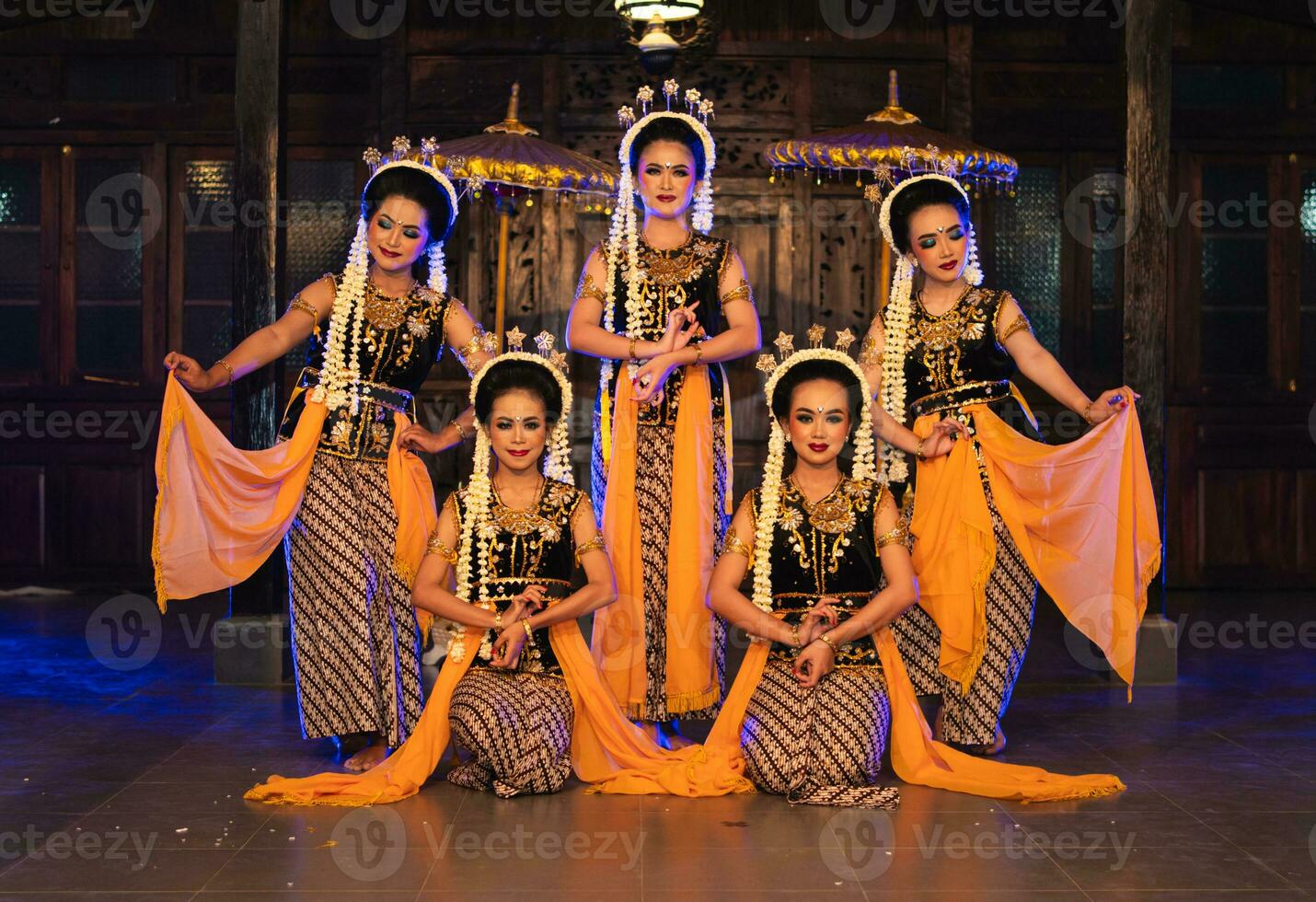 uma grupo do javanese dançarinos poses dançando com seus amigos enquanto levando As fotos em a etapa