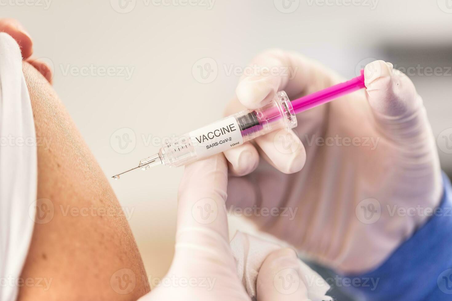 detalhe do a injeção do uma SARS-CoV-2 vacina ser tiro para uma ombro do uma paciente foto