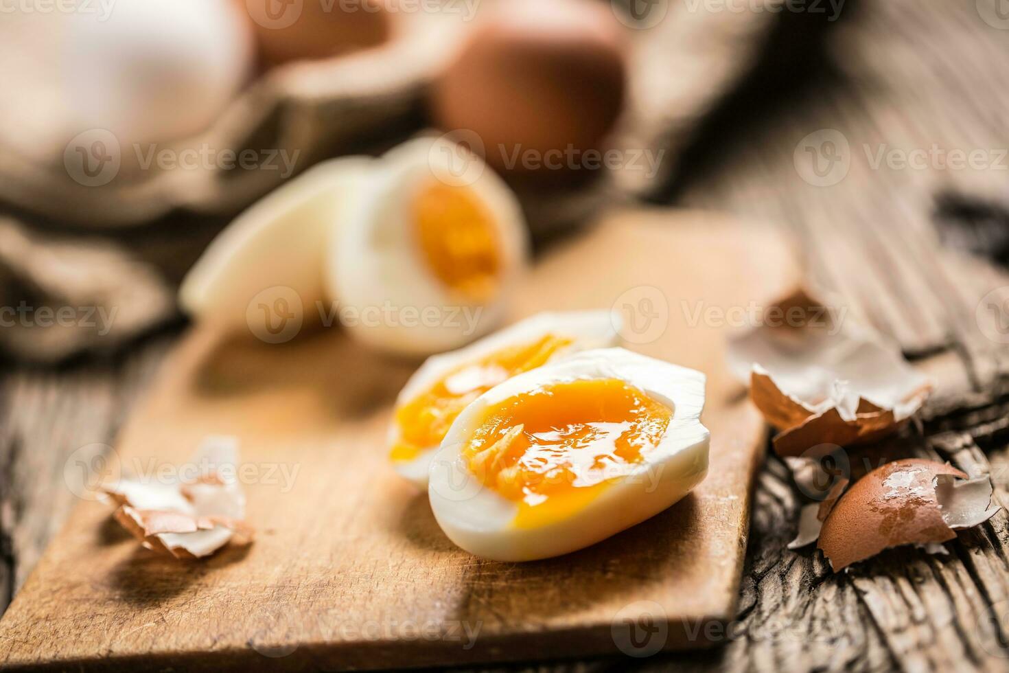 fechar-se fervido ou cru frango ovos em de madeira borda foto