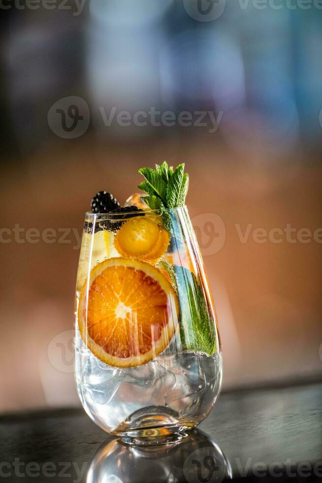 Gin tônico coquetel com fresco tropical fruta em Barra contador dentro filhote ou restaurante foto