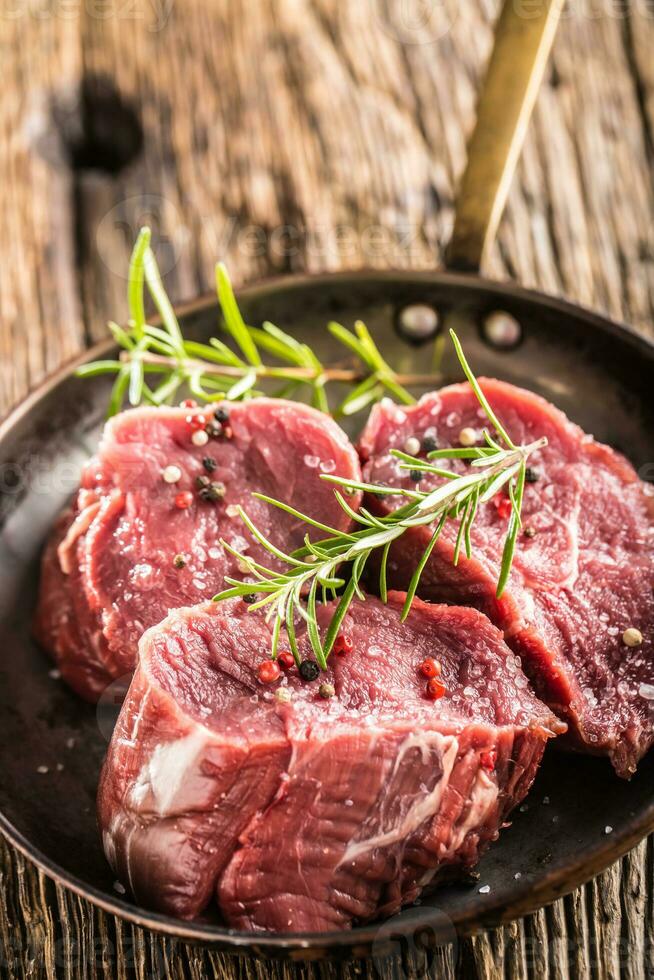 fechar-se fatias do carne lombo bife sal Pimenta e alecrim foto