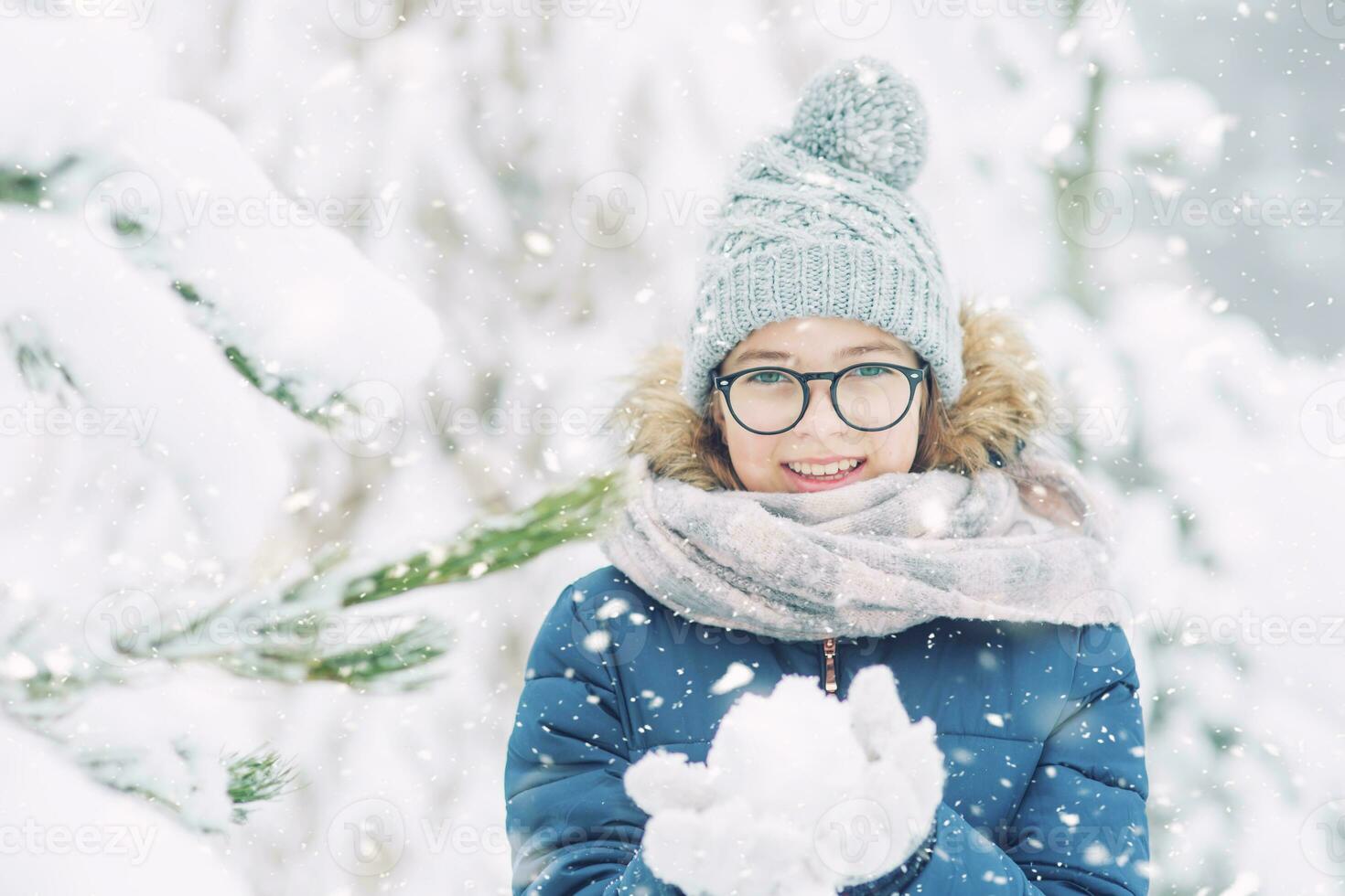 jovem menina jogando com neve dentro gelado inverno parque ou ao ar livre. foto