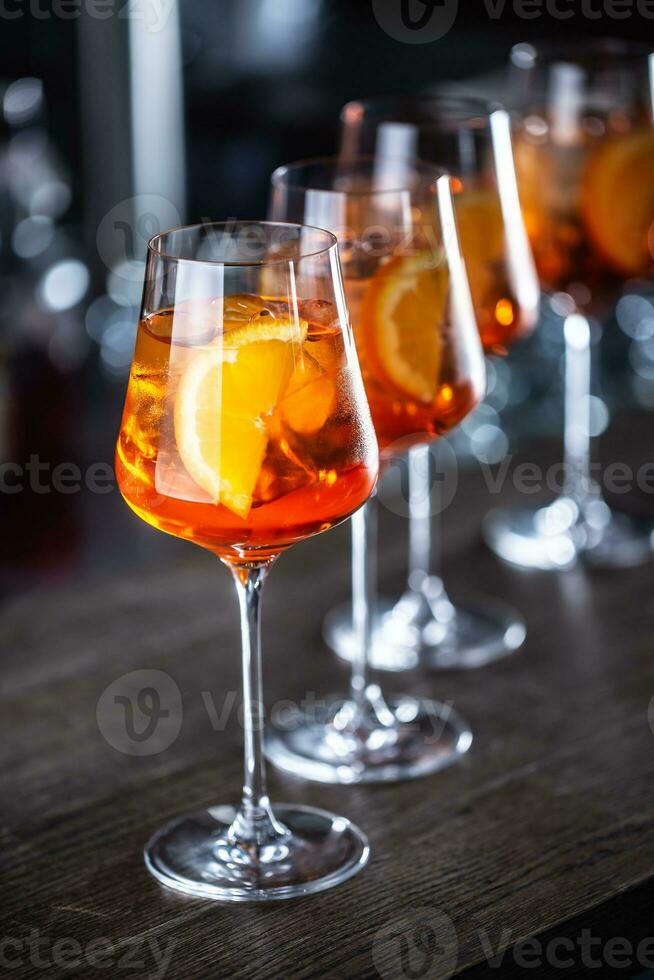 típica verão sekt beber aperol spritz servido dentro vinho óculos com aperol, proseco, refrigerante e uma fatia do laranja foto