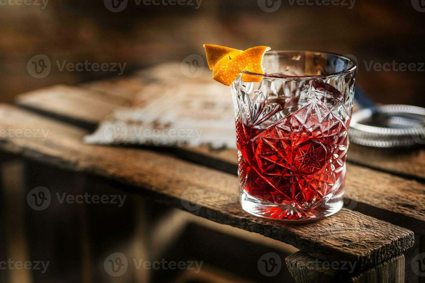 coquetel negroni em uma velho de madeira borda. beber com Gin, campari martini Rosso e laranja foto