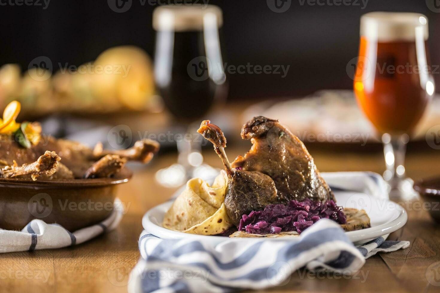 assado Natal Pato perna vermelho repolho dumplings fígado esboço, projeto Cerveja e cozido pães foto