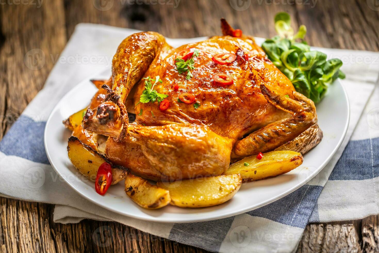 assado frango e americano batatas com Pimenta pimentas e ervas foto