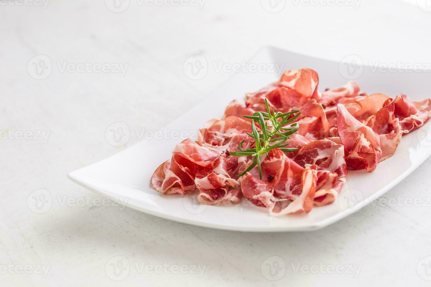 prosciutto. enrolado fatias do delicioso italiano prosciutto com r foto