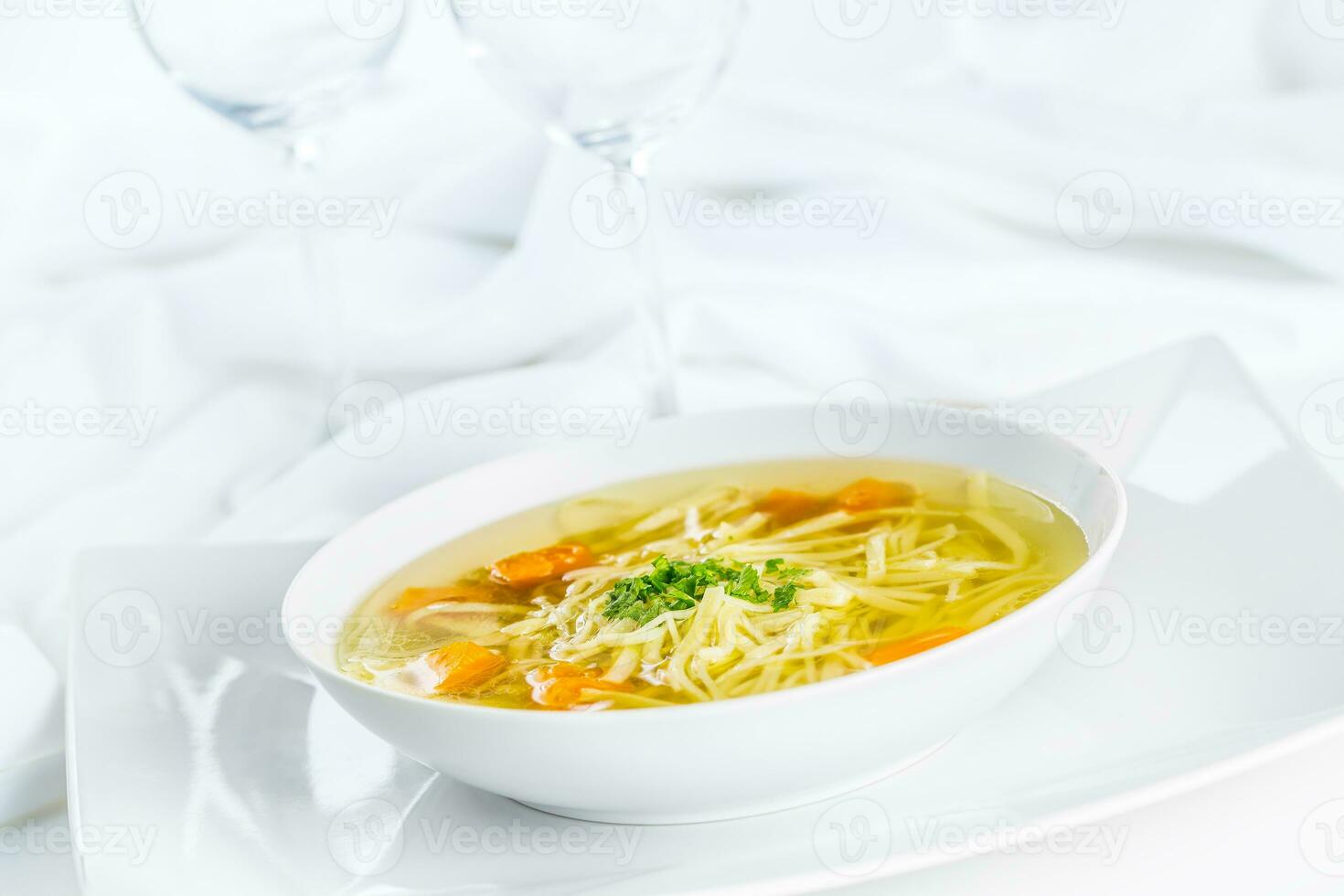 almoço configuração mesa com frango ou carne sopa com Macarrão cenoura e ervas foto