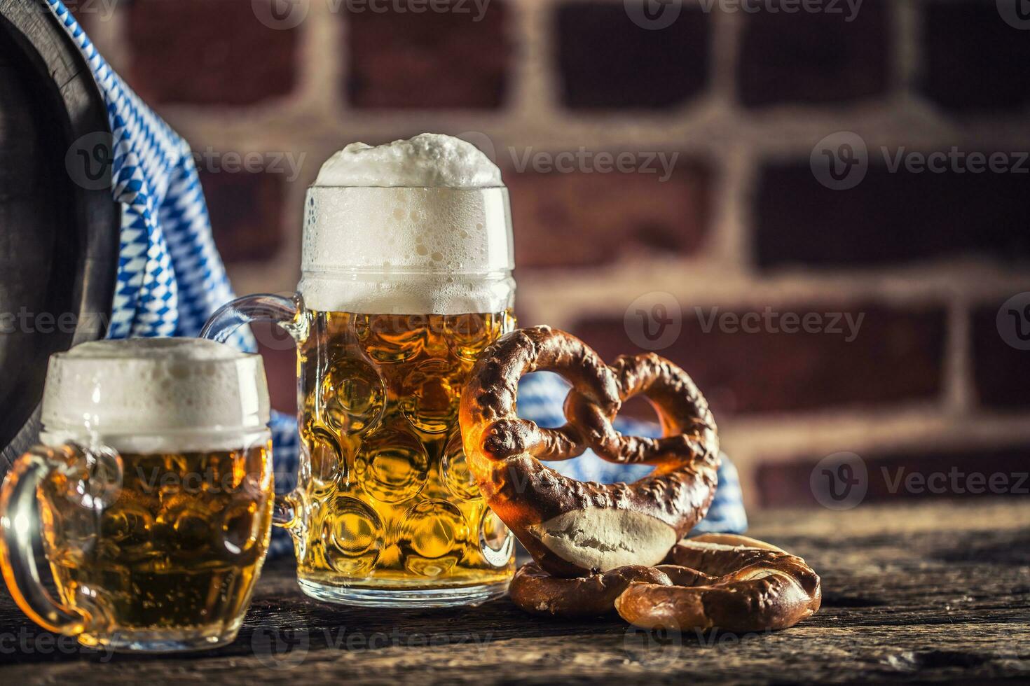 oktoberfest ampla e pequeno Cerveja com pretzel de madeira barril e azul toalha de mesa foto