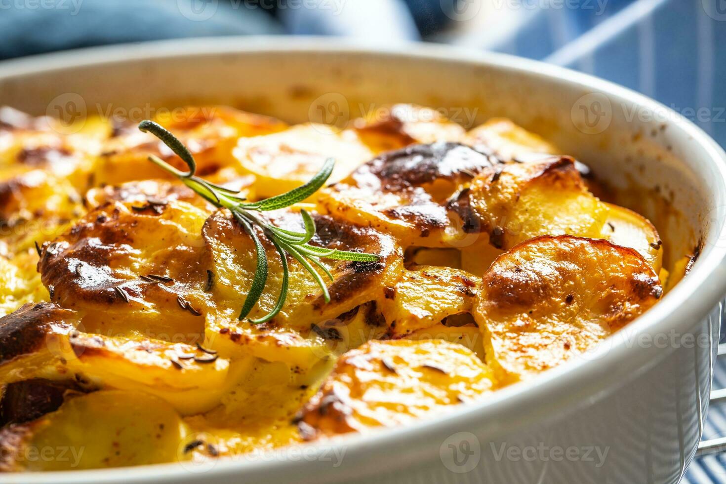 assado batatas dentro cozimento prato tradicional Easten europeu Comida intitulado Como França batata foto