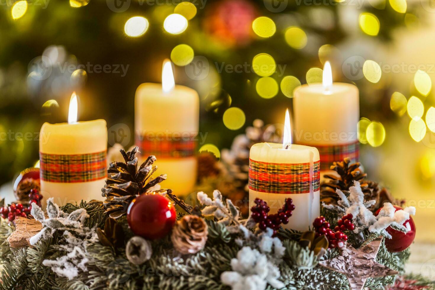 advento guirlanda com quatro branco queimando velas Natal bola e decorações em uma de madeira fundo com festivo atmosfera foto