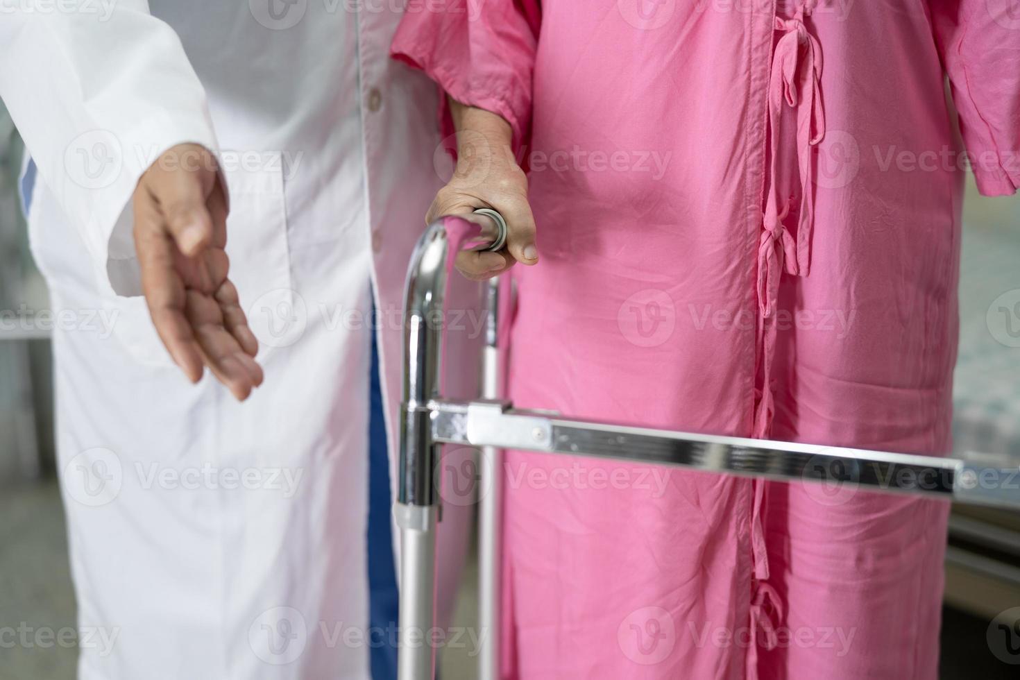 médico ajuda e cuidado mulher idosa asiática sênior ou idosa usar andador com forte saúde ao caminhar no hospital. foto