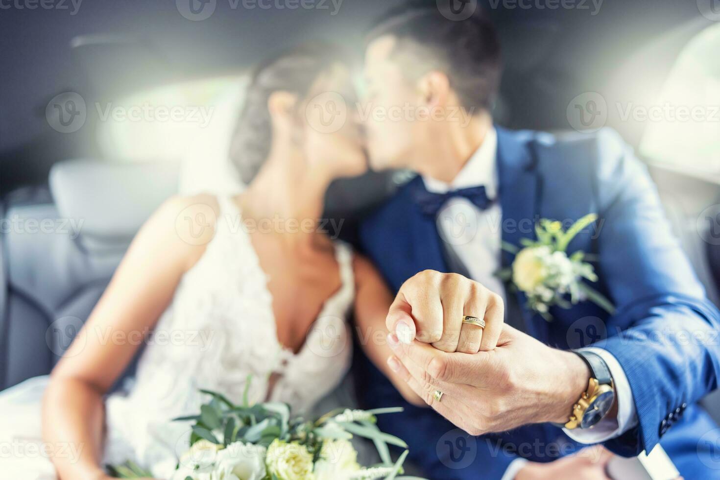 somente casado casal Beijos dentro a carro mostrando argolas em dedos para a Câmera foto