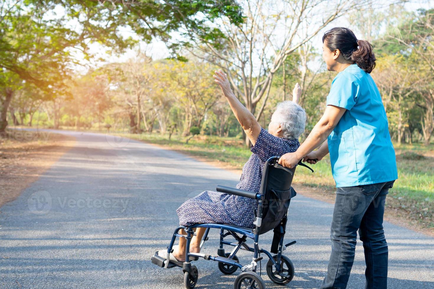 médico, ajuda e cuidado paciente asiático sênior ou idosa senhora sentada na cadeira de rodas no parque na enfermaria do hospital, conceito médico forte e saudável. foto