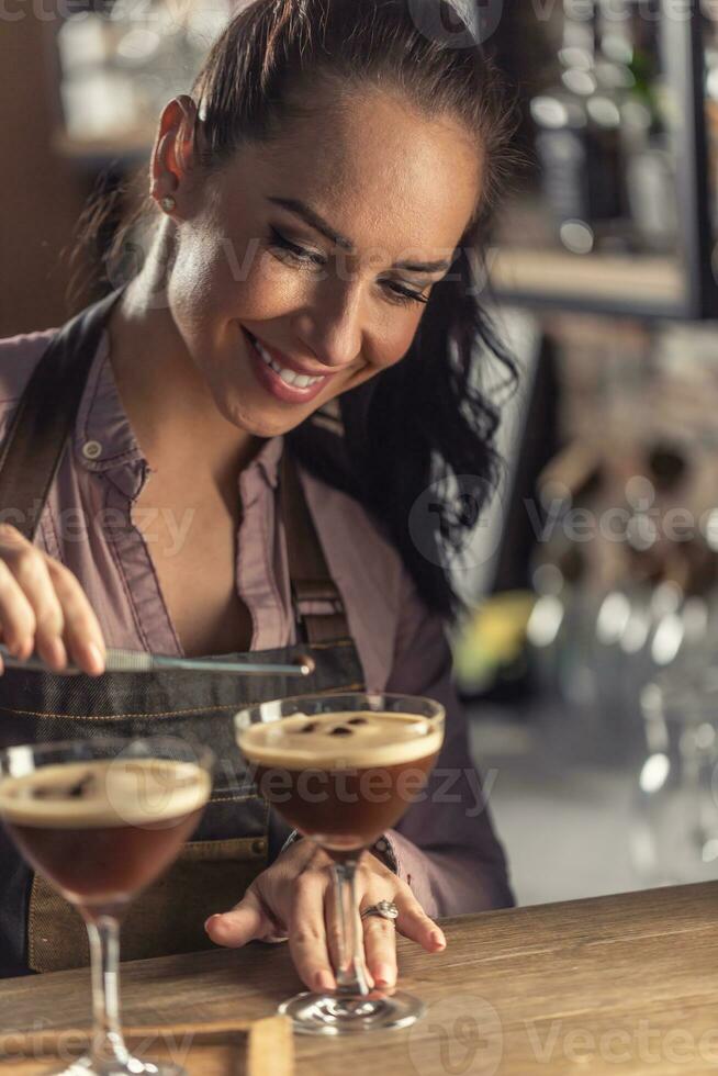 barman coloca café feijão em topo do espresso martini coquetel foto