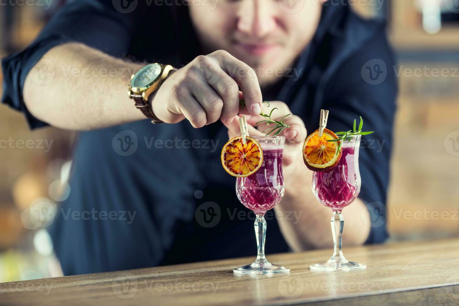 barman dentro bar ou restaurante preparando uma coquetel beber foto