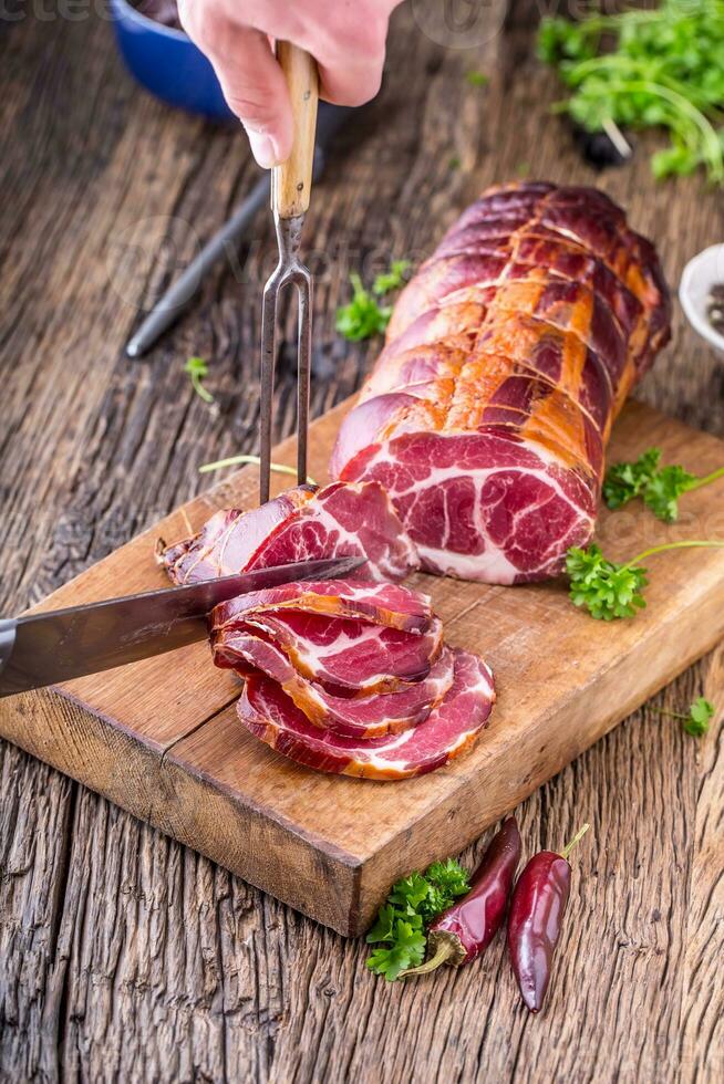 carne de porco carne de porco Picar defumado. tradicional defumado carne em carvalho de madeira mesa dentro de outros posições foto