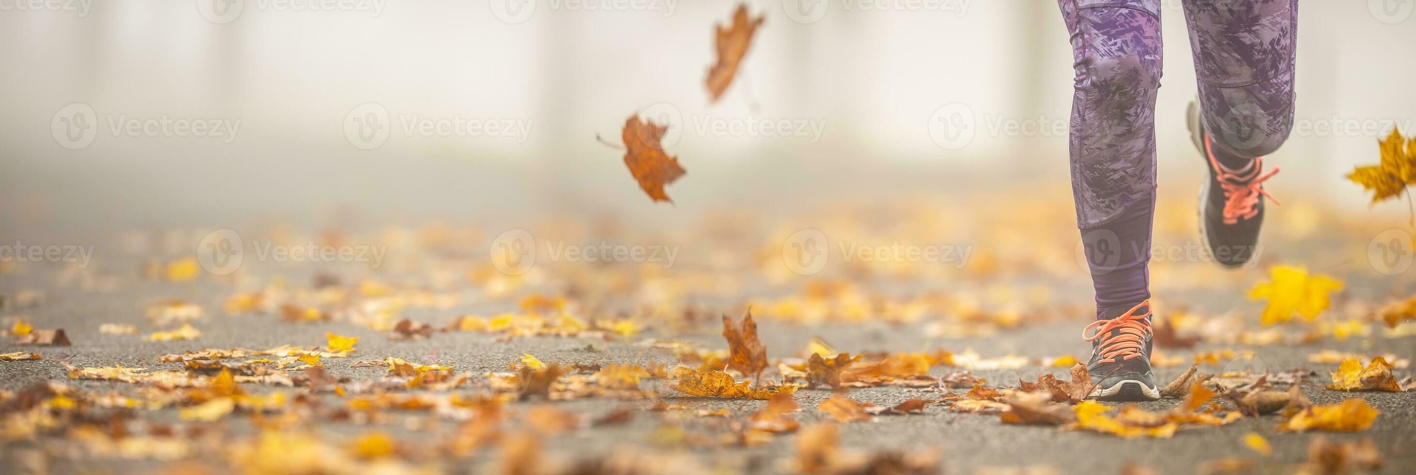 fechar-se Visão do fêmea pernas corrida dentro outono natureza foto