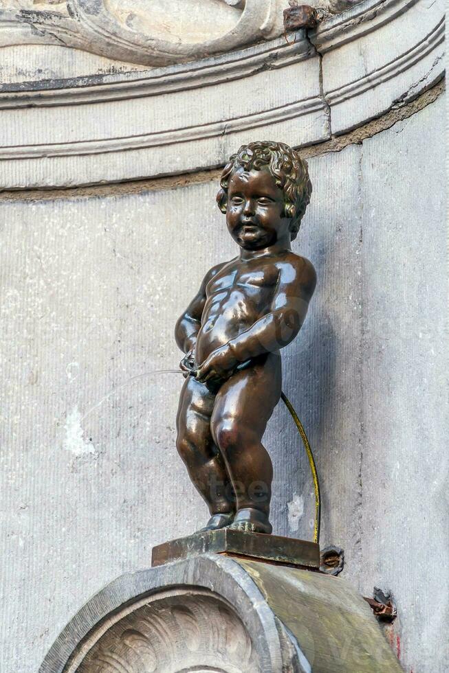 manequim pis pequeno homem xixi ou le petit juliano, uma muito famoso bronze escultura ponto de referência dentro Bruxelas foto