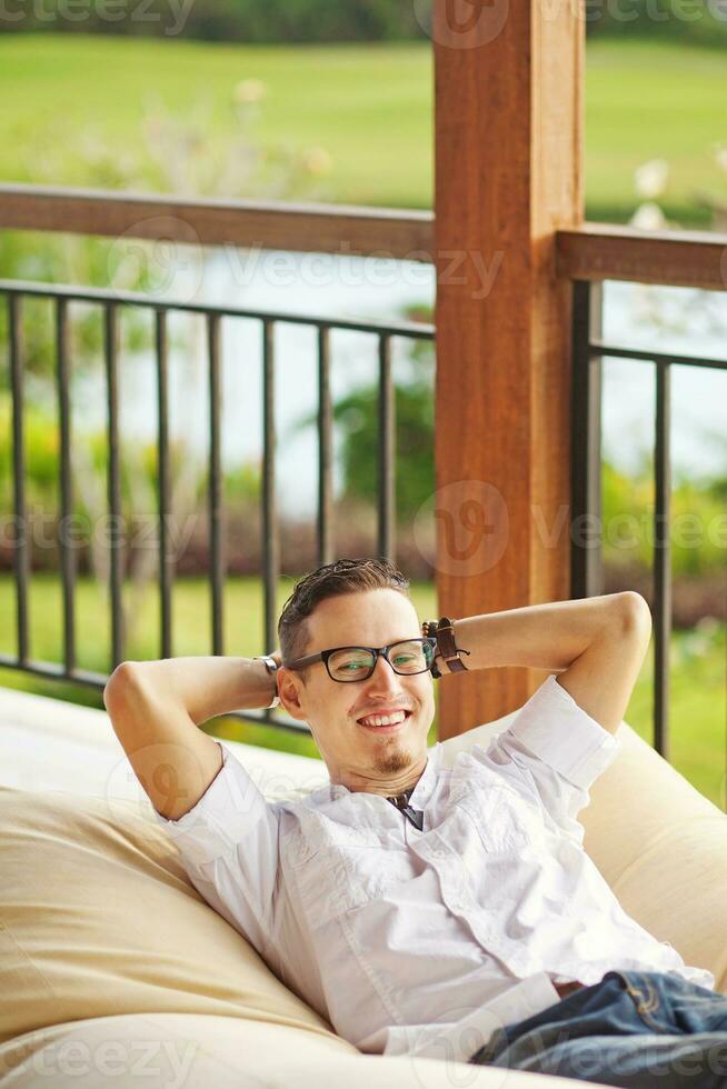 homem desfrutando uma relaxante spa foto