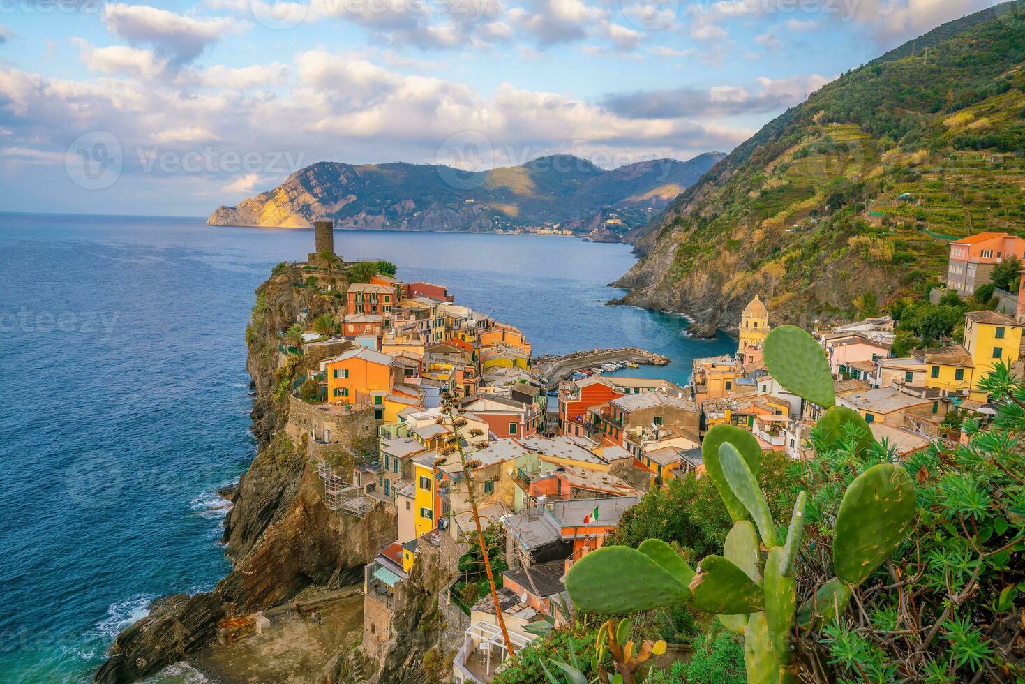 colorida paisagem urbana do edifícios sobre Mediterrâneo mar, Europa, cinque terre dentro Itália foto