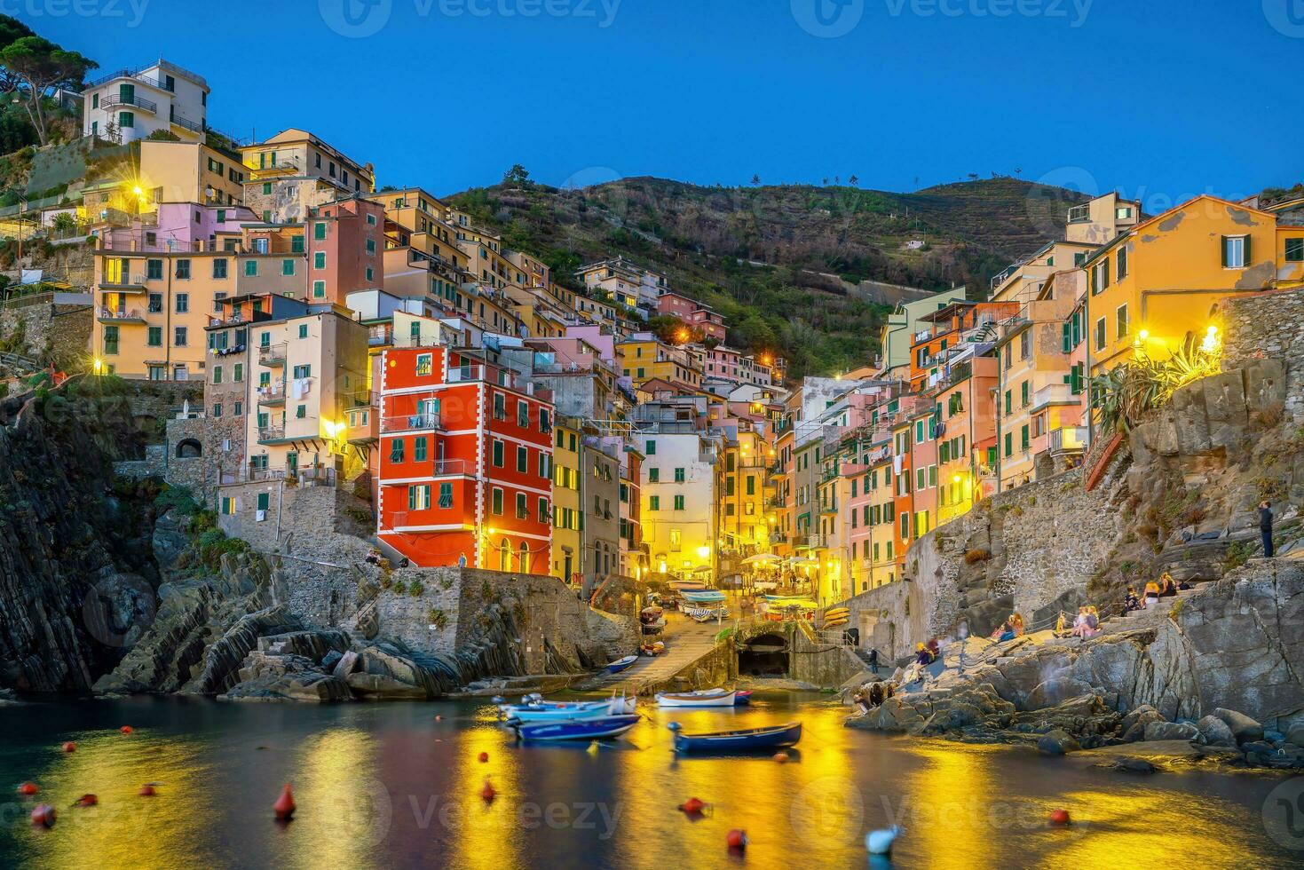 colorida paisagem urbana do edifícios sobre Mediterrâneo mar, Europa, cinque terre dentro Itália foto