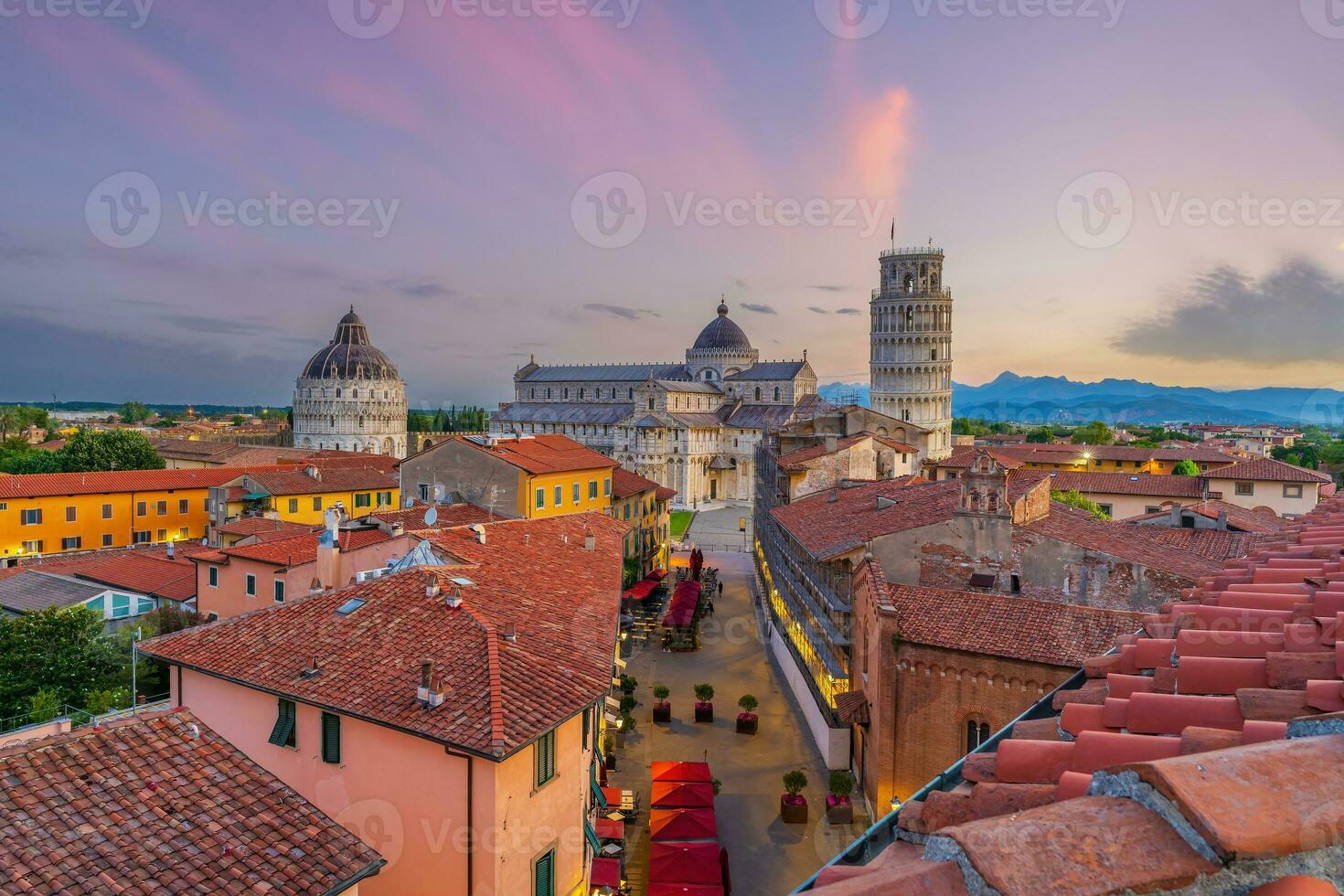 a famoso inclinado torre dentro pisa, Itália foto