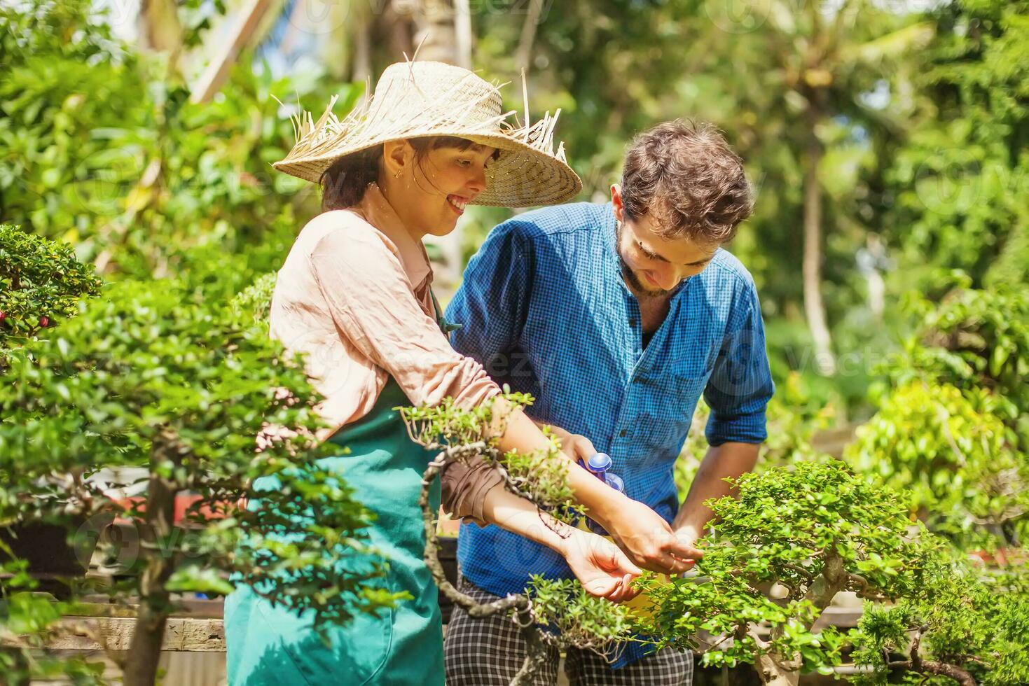 uma homem e mulher em pé dentro frente do uma jardim foto