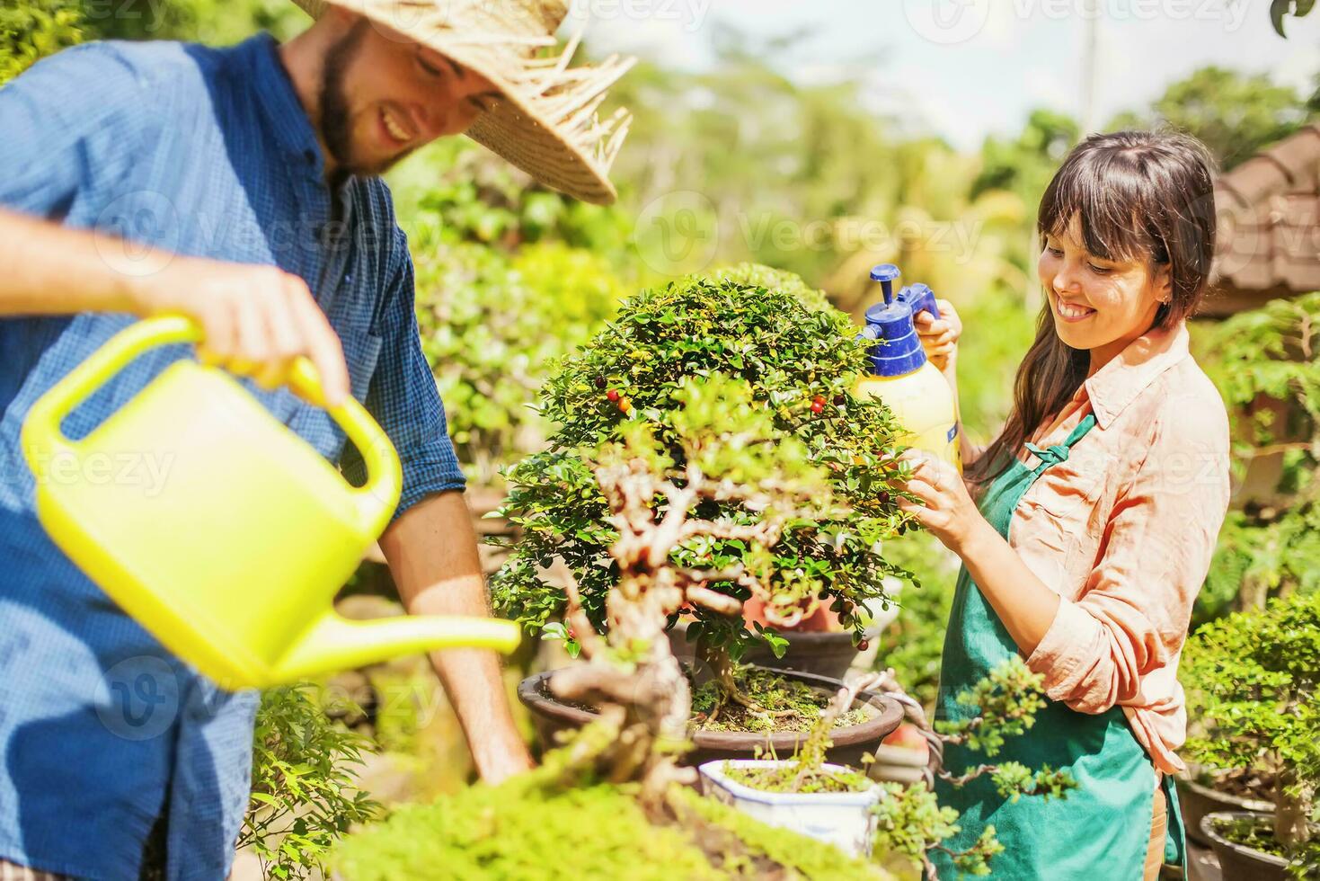 uma homem e mulher em pé dentro frente do uma jardim foto