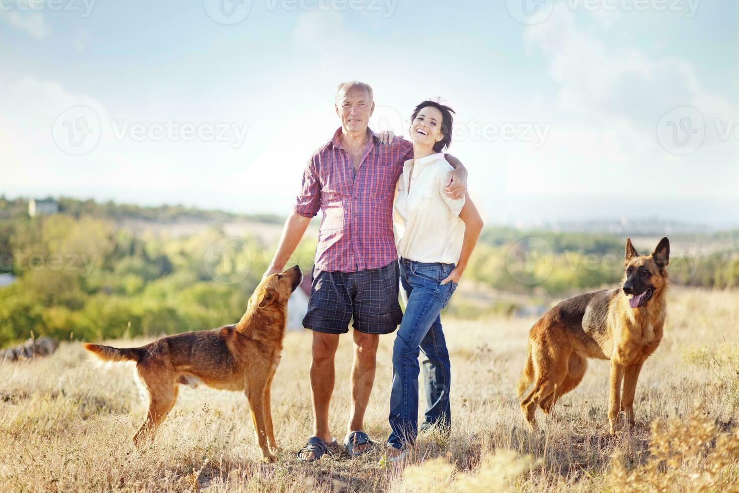 feliz casal com cachorros foto