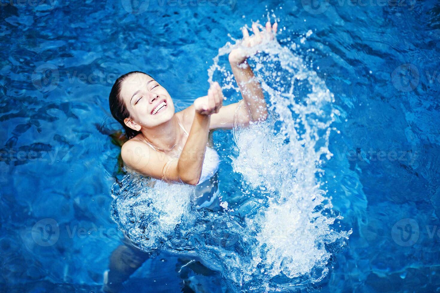 lindo mulher em a natação piscina foto