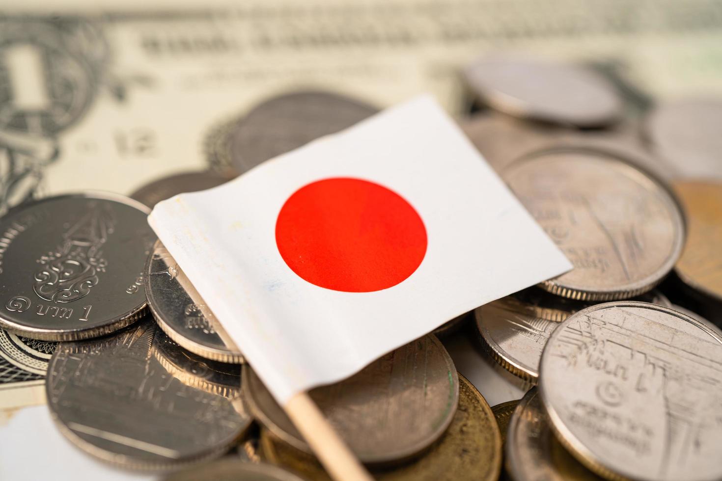 pilha de moedas com a bandeira do Japão em fundo branco. foto