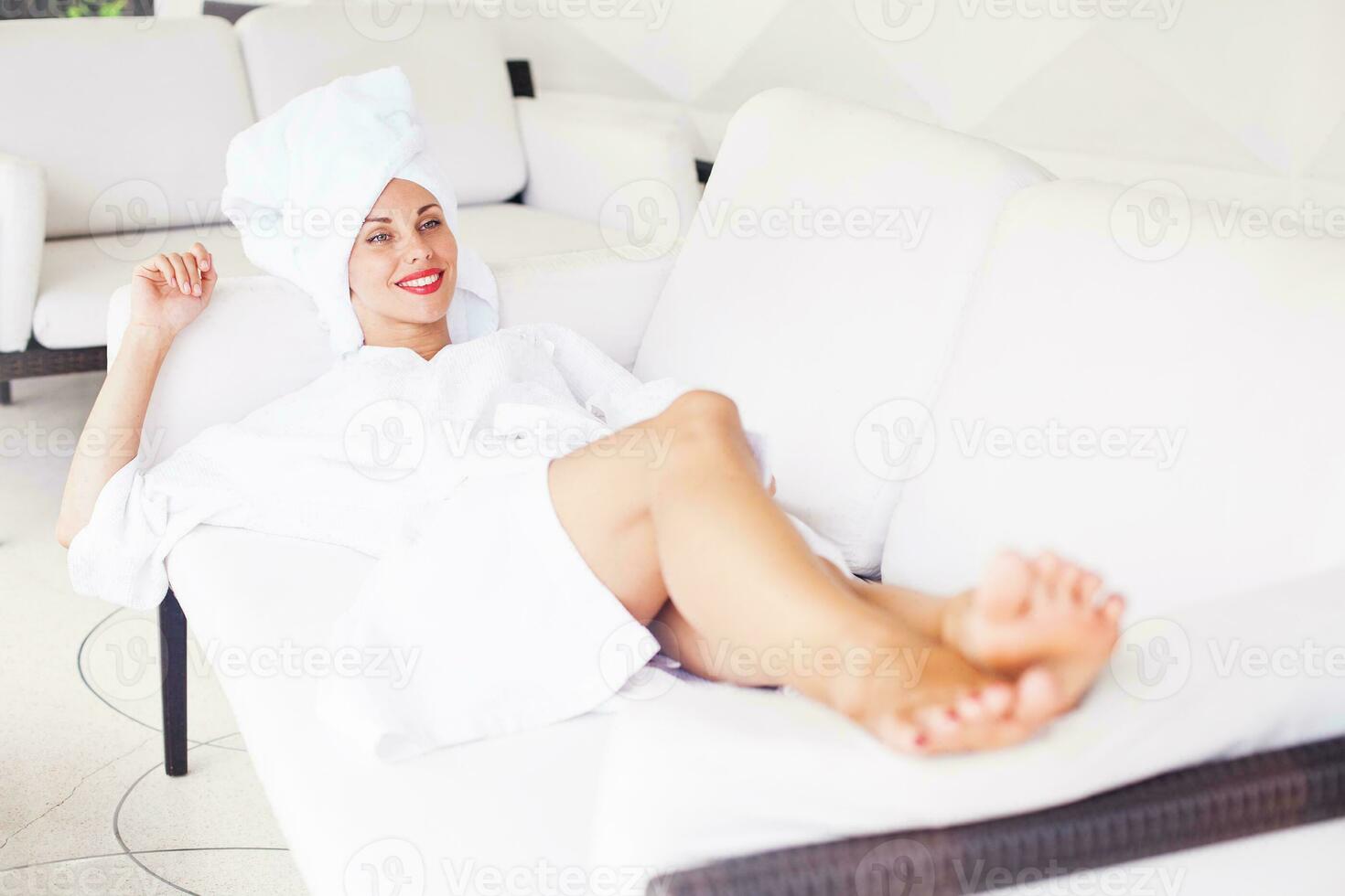 mulher relaxante em uma spa foto