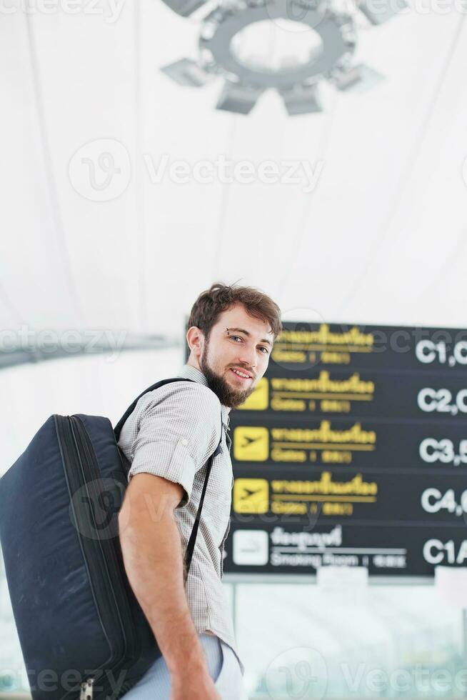 homem às a aeroporto. viagem conceito foto