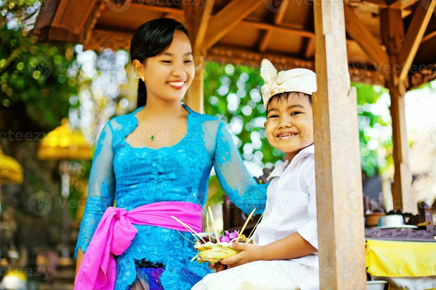 pequeno menina dentro tradicional tailandês roupas foto