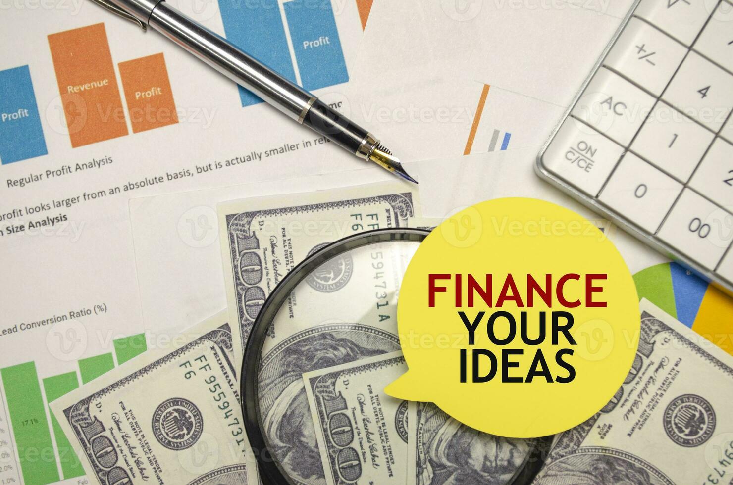 finança seu Ideias palavras em amarelo adesivo com dólares com calculadora e caneta foto
