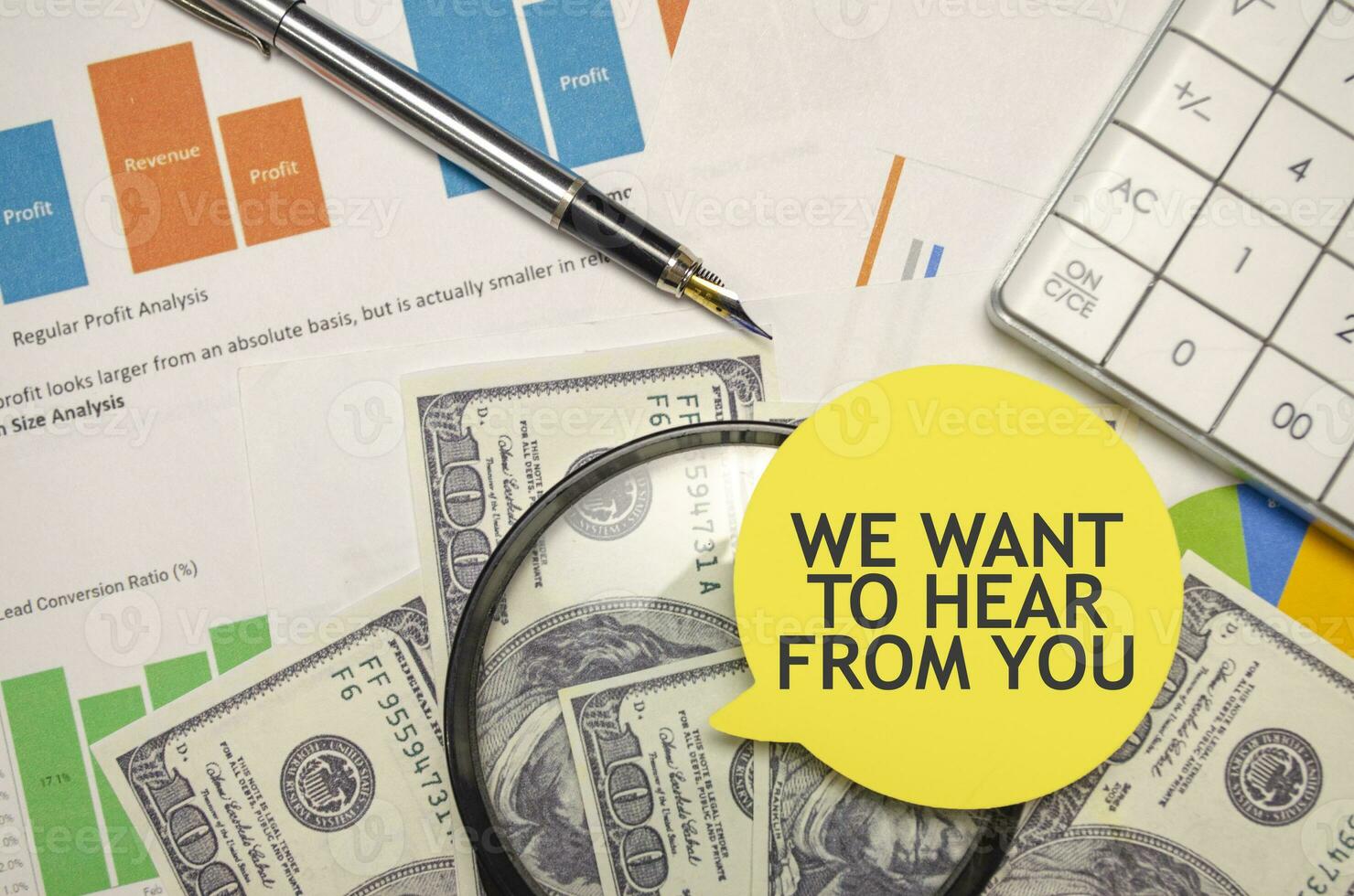 nós quer para ouvir a partir de você palavras em amarelo adesivo com dólares com calculadora e caneta foto