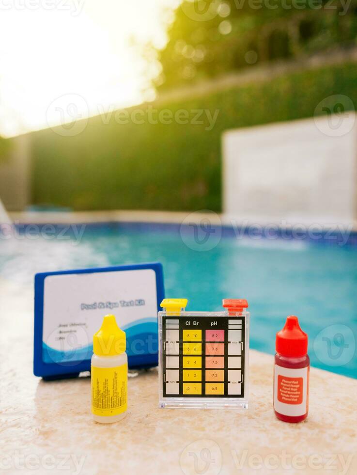 ph testador para piscina manutenção. água teste kit para natação piscinas, cloro e ph testador para natação piscinas. cloro teste kit em a Beira do a piscina foto